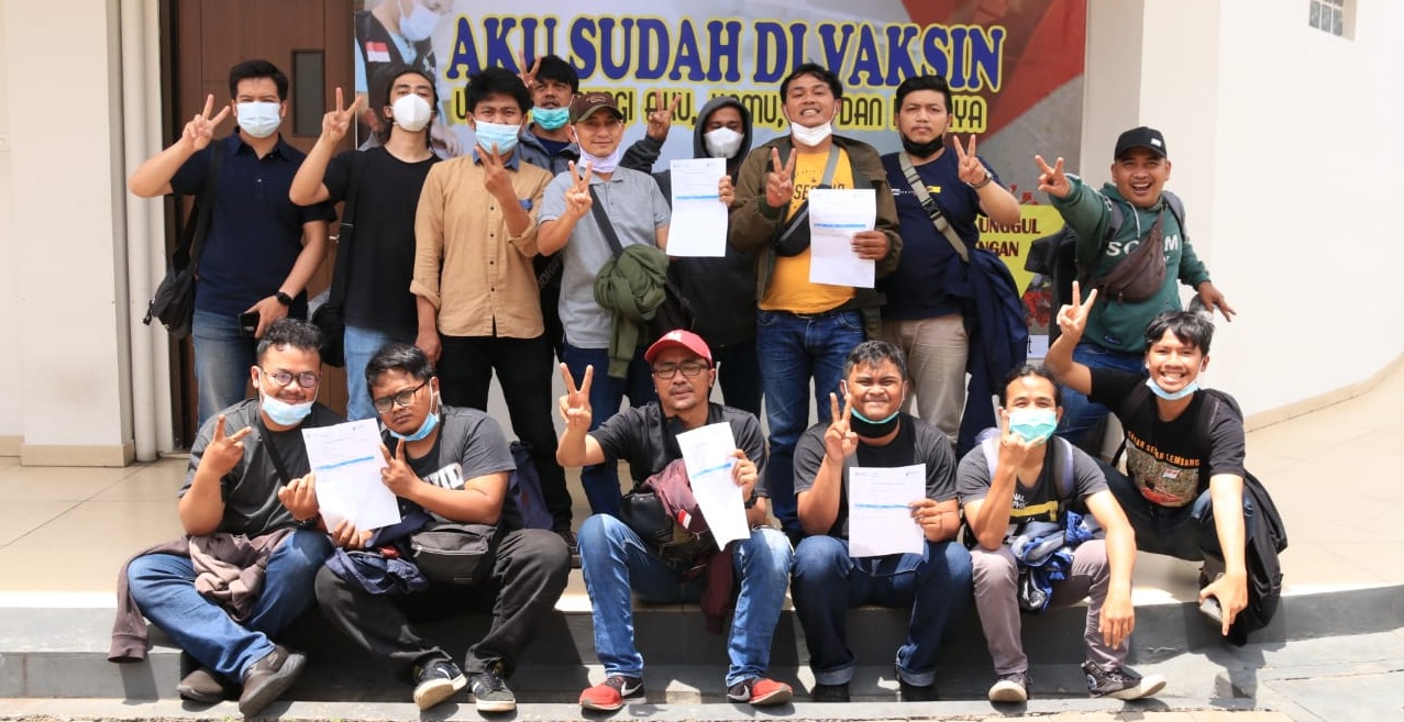 Puluhan Wartawan Disuntik Vaksin Corona di Polda Jabar